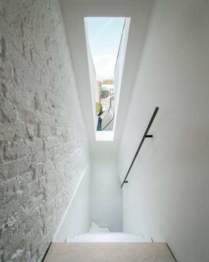 Minimalist Methodist church by West Architecture