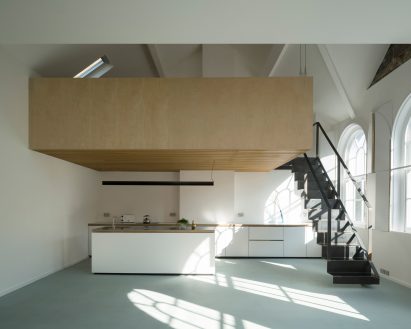 Minimalist Methodist church by West Architecture