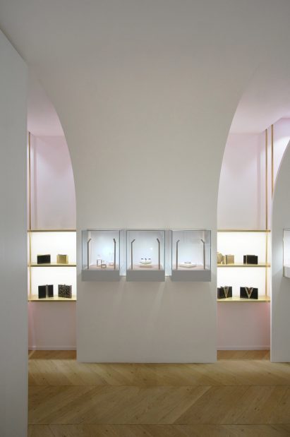 Nuun jewellery shop by Java Architectes