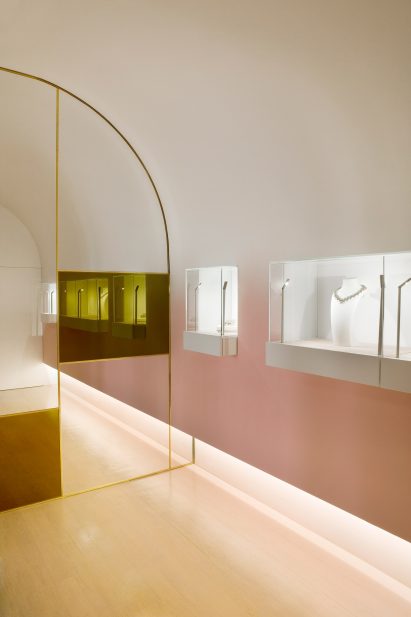 Nuun jewellery shop by Java Architectes