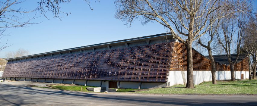 Riding arena by Beta 0 Architects