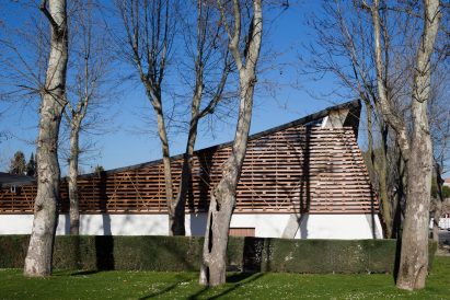 Riding arena by Beta 0 Architects