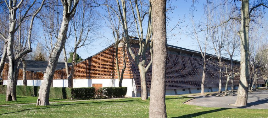 Riding arena by Beta 0 Architects
