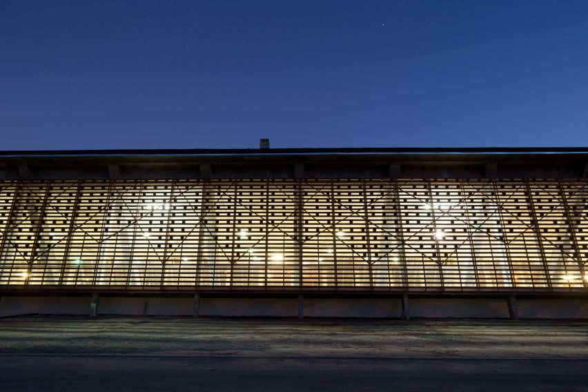 Riding arena by Beta 0 Architects
