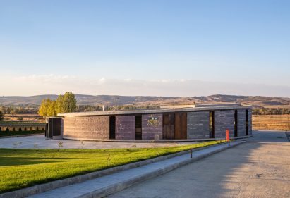 The Farm of 38° 30° by Slash Architects, Arkizon Architects