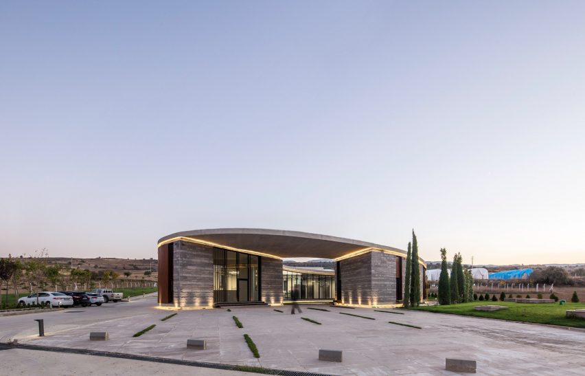 The Farm of 38° 30° by Slash Architects, Arkizon Architects