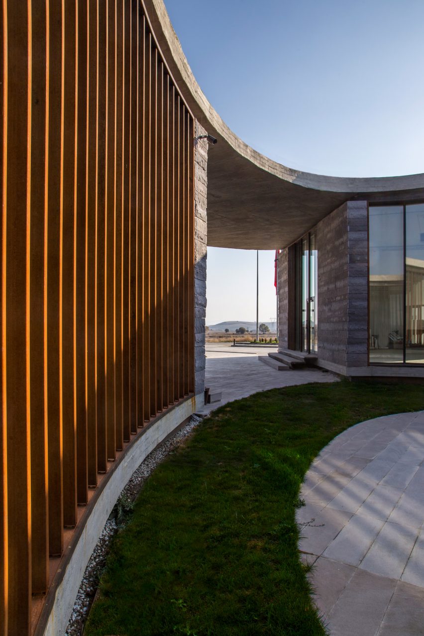 The Farm of 38° 30° by Slash Architects, Arkizon Architects