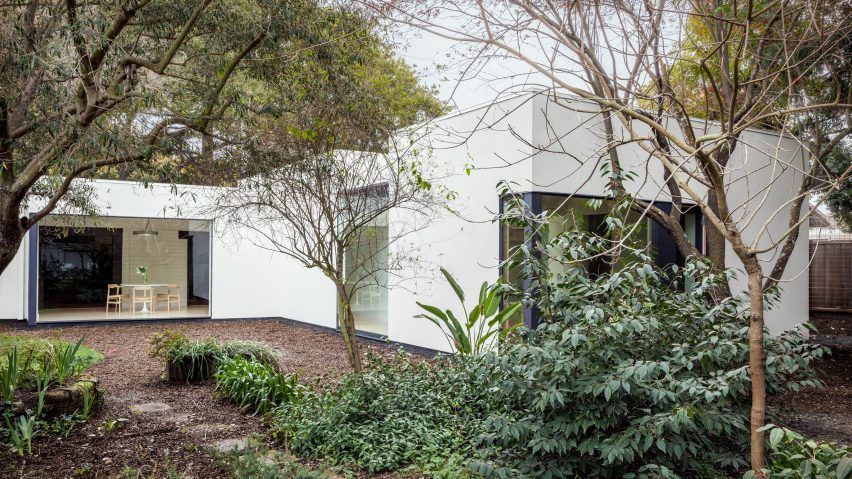 AJ-A gives Palo Alto home extension an all-white exterior