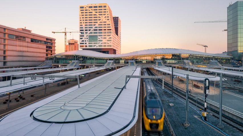 Undulating roof covers Benthem Crouwel’s rail and bus station in Utrecht