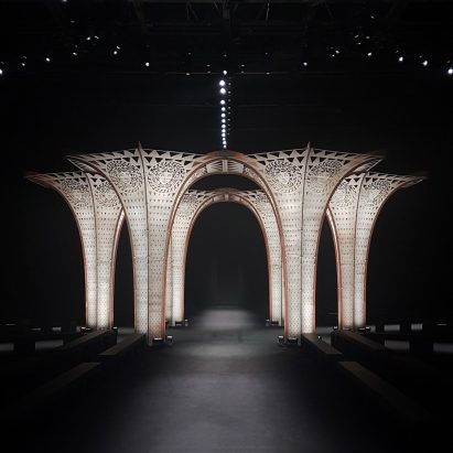 Hylemo erects plywood columns for Versace’s autumn winter show