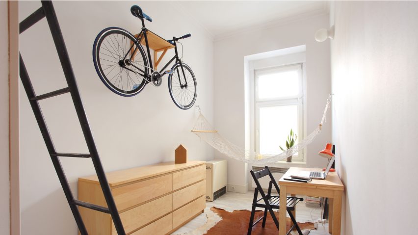10 homes from Dezeen’s Pinterest boards that use hammocks, nets and swings as furniture