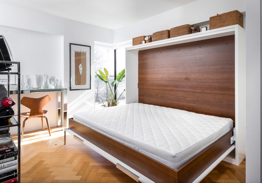 Peart/Weisgerber Residence at Habitat 67 by Moshe Safdie renovated by EMarchitecture Bed