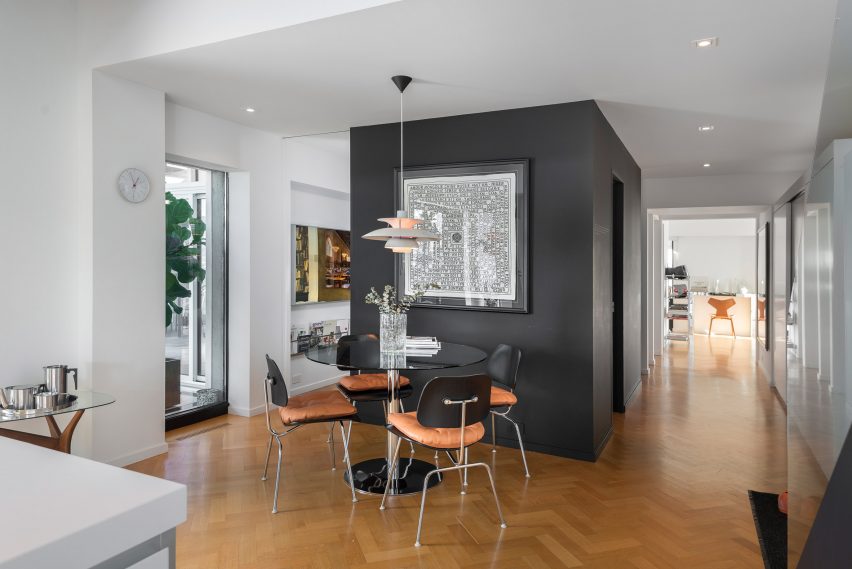 Peart/Weisgerber Residence at Habitat 67 by Moshe Safdie renovated by EMarchitecture Ground Floor Hallway