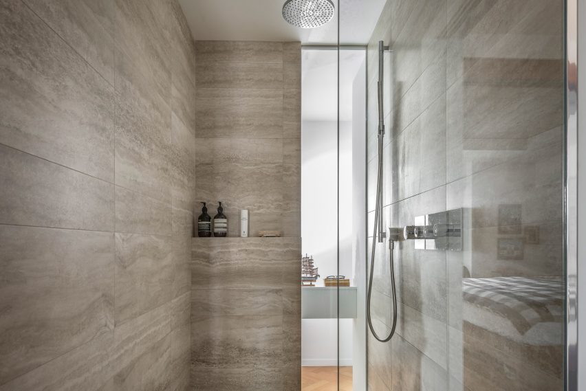 Peart/Weisgerber Residence at Habitat 67 by Moshe Safdie renovated by EMarchitecture Shower
