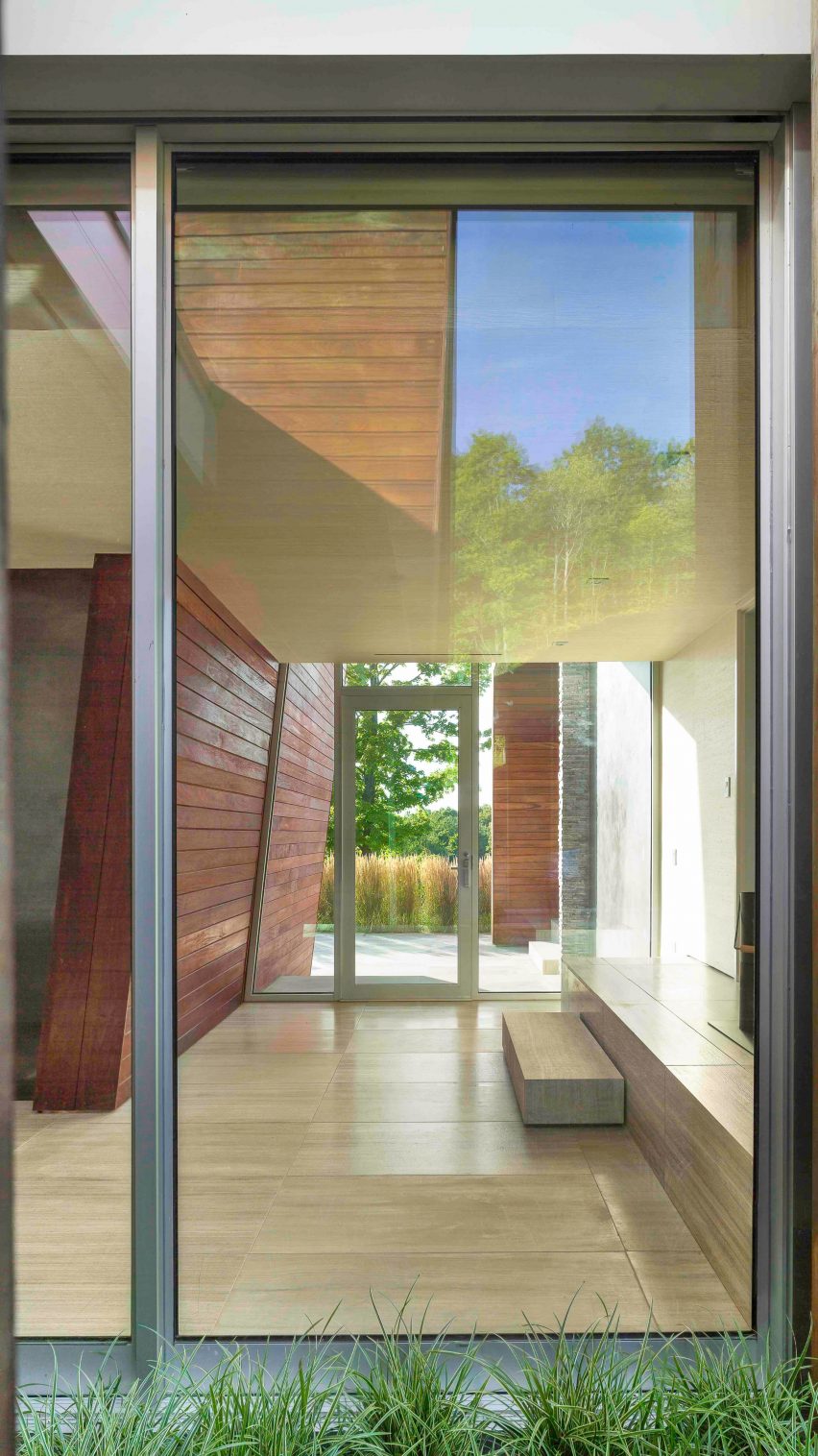Taghkanic House by Hariri & Hariri - Hall with glass
