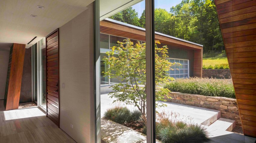 Taghkanic House by Hariri & Hariri - view outside through hallway