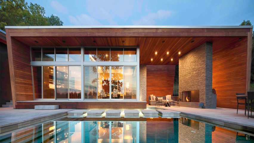 Slanted wooden walls form holiday home in upstate New York by Hariri & Hariri