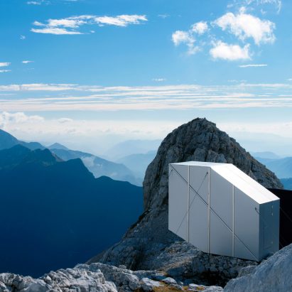 Movie shows climbers’ shelter by OFIS being airlifted into remote Alpine spot