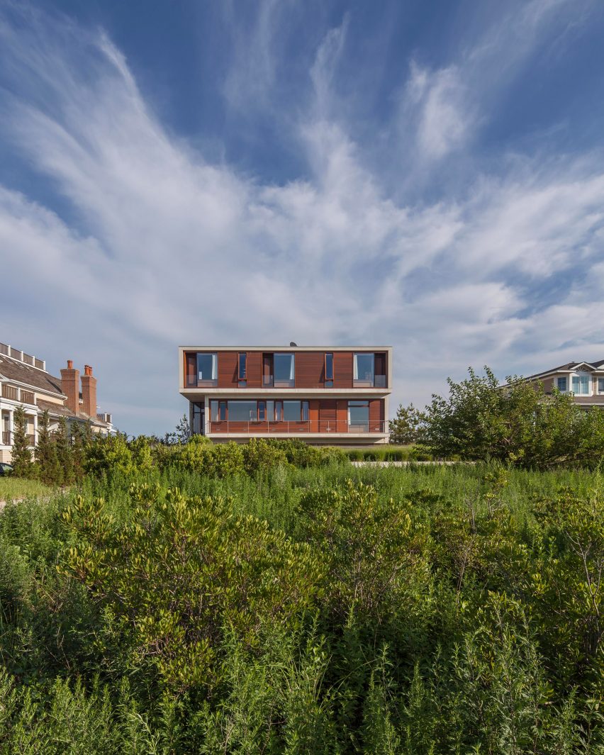 Hamptons Beach House by Aamodt Plumb