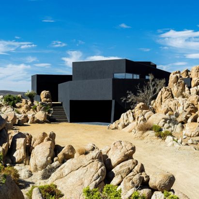 Black Desert House by Oller & Pejic