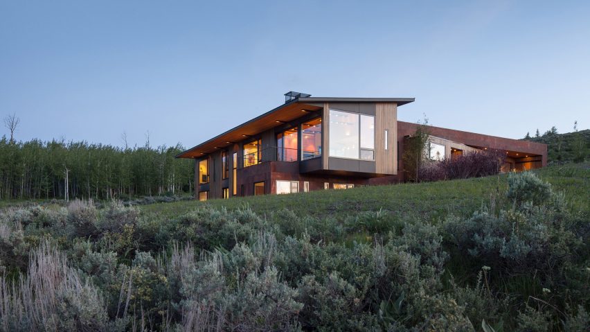 Gros Ventre house by Dynia sits among rugged Wyoming terrain