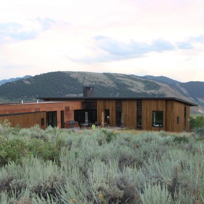 Gros Ventre house by Dynia sits among rugged Wyoming terrain