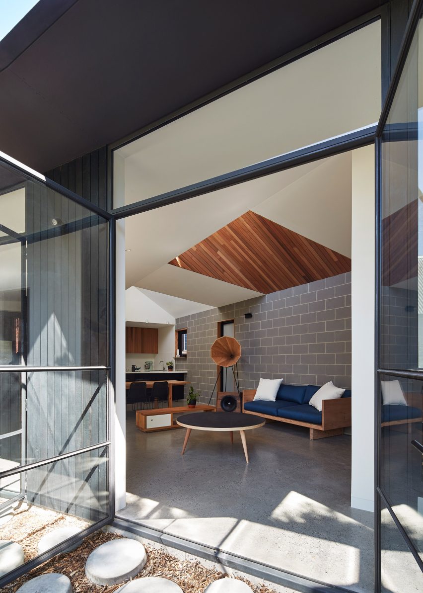 House in Melbourne by Bloxas Architecture