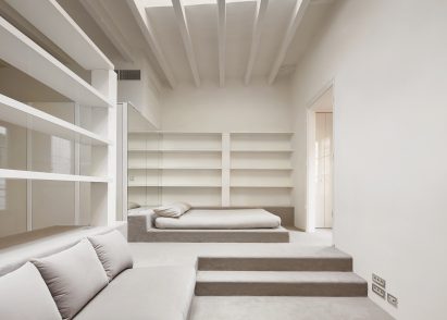 Minimalist apartment by Arquitectura-G