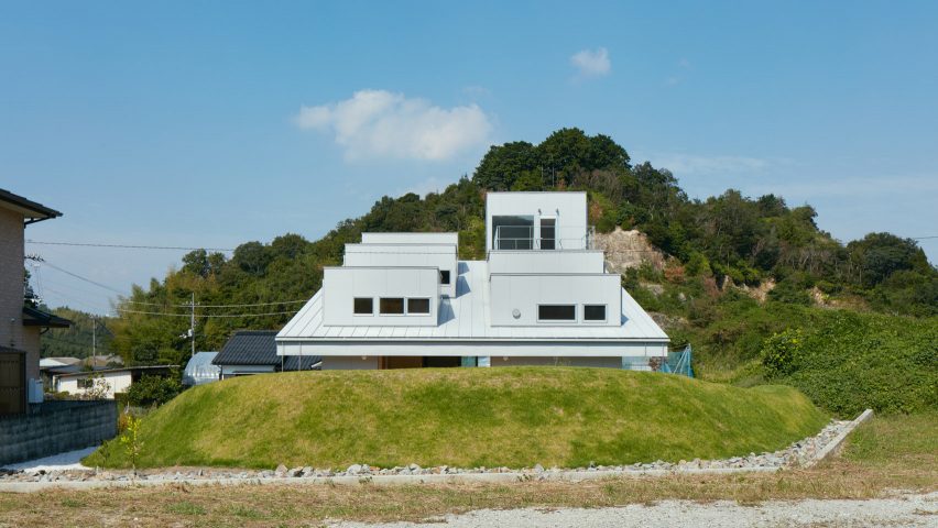 Dormer windows protrude from mono-pitched roof of House in Tokushima