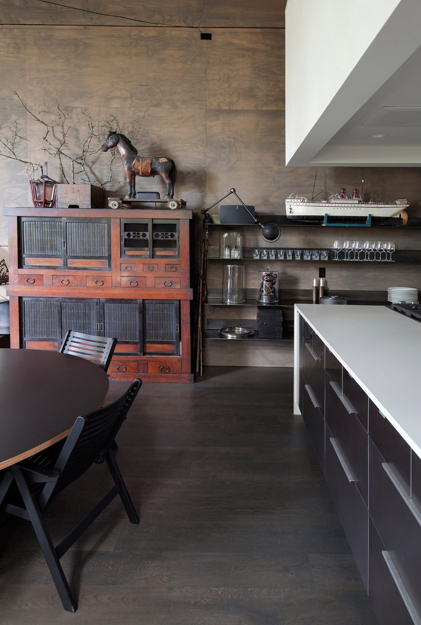 Kitchen and dining Junsei House by Suyama Peterson Deguchi