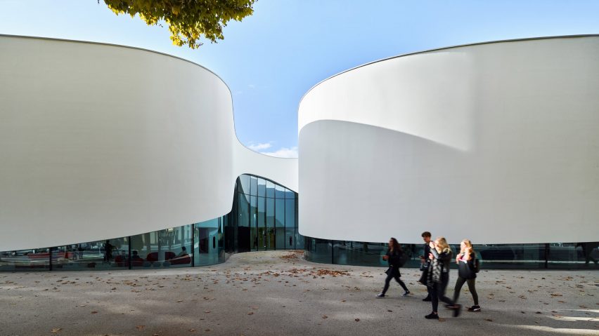 Dominique Coulon & Associés gives library undulating walls like an “unfurling ribbon”
