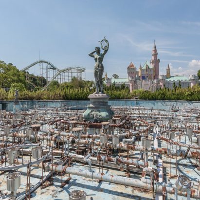 Latest Dezeen Mail features an abandoned Japanese theme park and IKEA’s flat-pack Trump wall