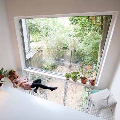 10 homes from Dezeen’s Pinterest boards that use hammocks, nets and swings as furniture