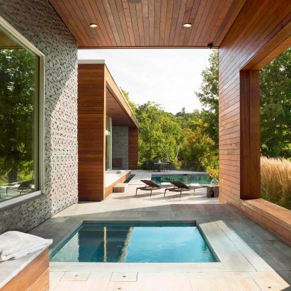 Slanted wooden walls form holiday home in upstate New York by Hariri & Hariri