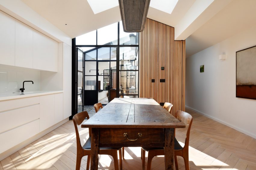 Courtyard House by De Rosee Sa