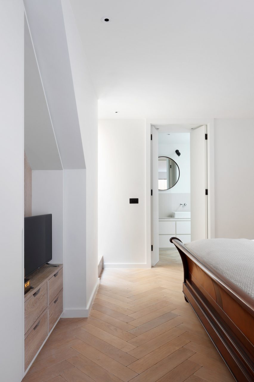 Courtyard House by De Rosee Sa