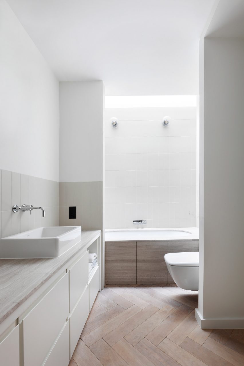 Courtyard House by De Rosee Sa