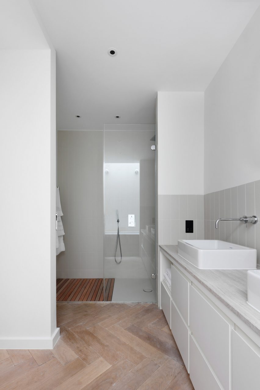 Courtyard House by De Rosee Sa