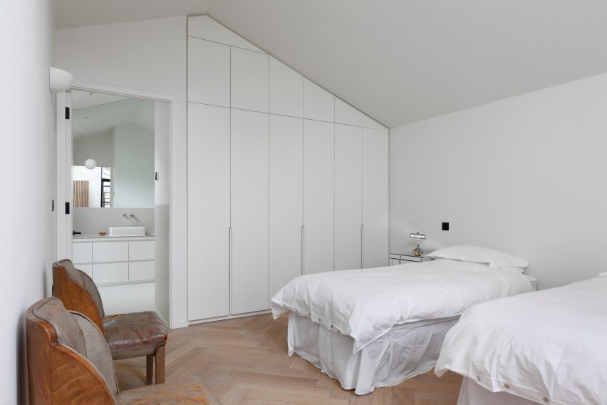 Courtyard House by De Rosee Sa
