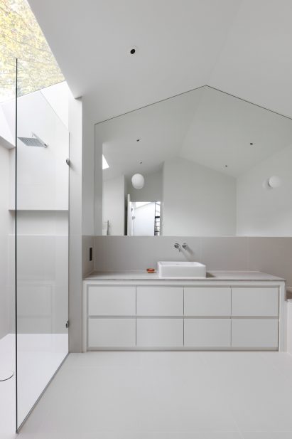 Courtyard House by De Rosee Sa