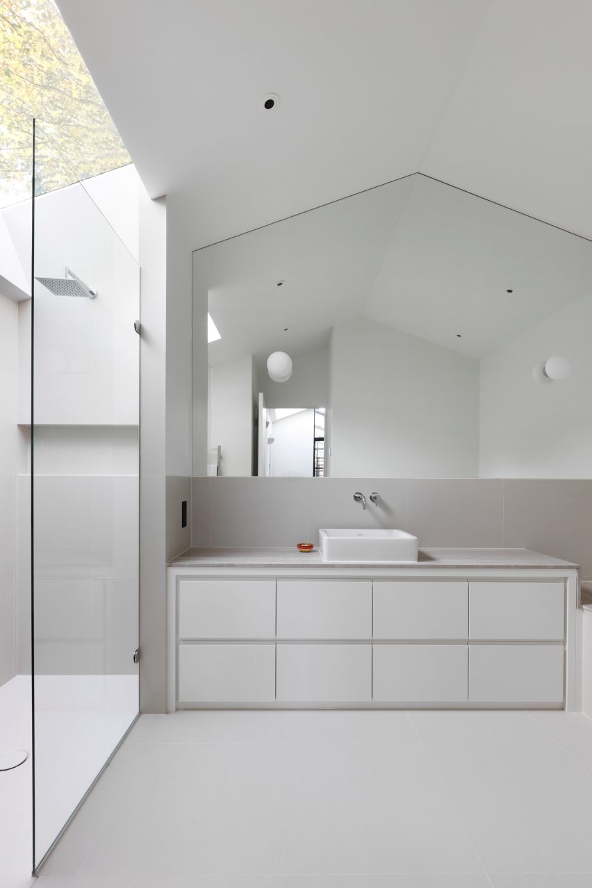 Courtyard House by De Rosee Sa