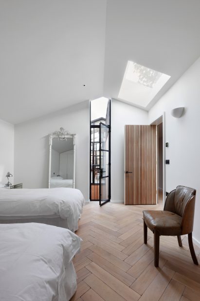 Courtyard House by De Rosee Sa