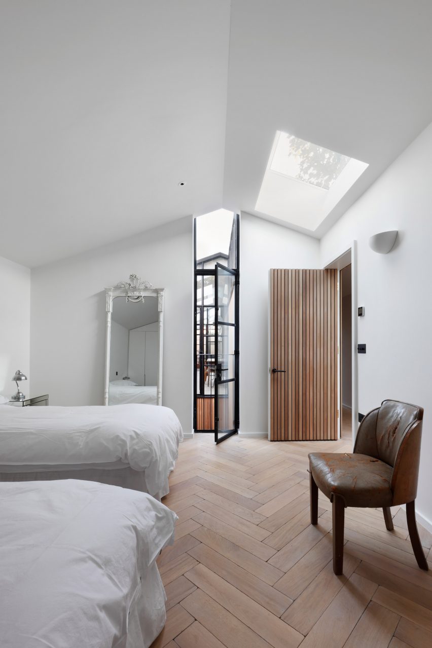 Courtyard House by De Rosee Sa