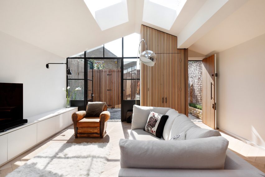 Courtyard House by De Rosee Sa