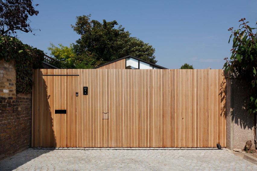 Courtyard House by De Rosee Sa