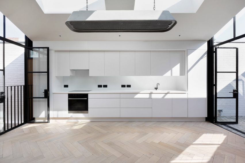 Courtyard House by De Rosee Sa