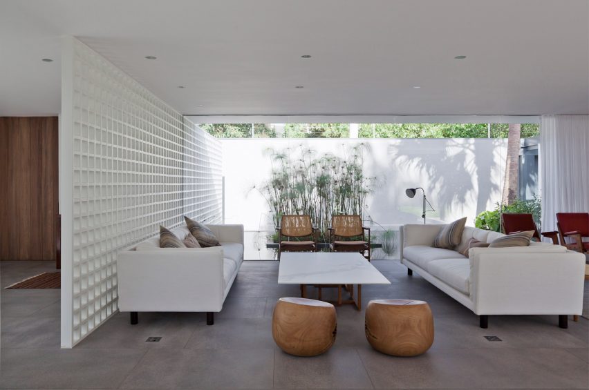 Casa Alto de Pinheiros by AMZ Arquitetos