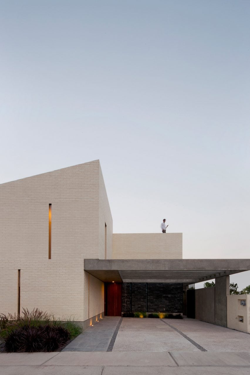 Casa Zihuaren by Intersticial Arquitectura