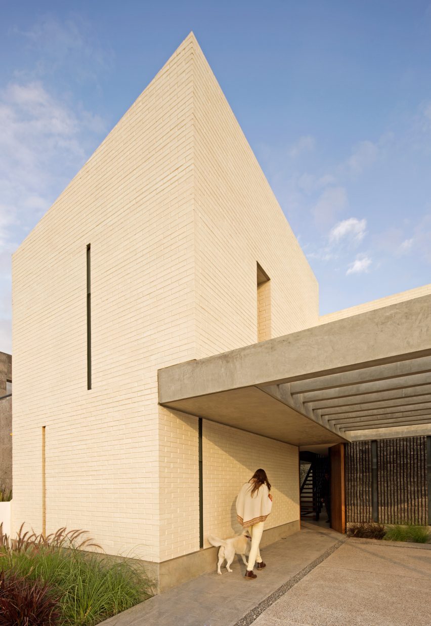 Casa Zihuaren by Intersticial Arquitectura