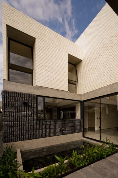 Casa Zihuaren by Intersticial Arquitectura